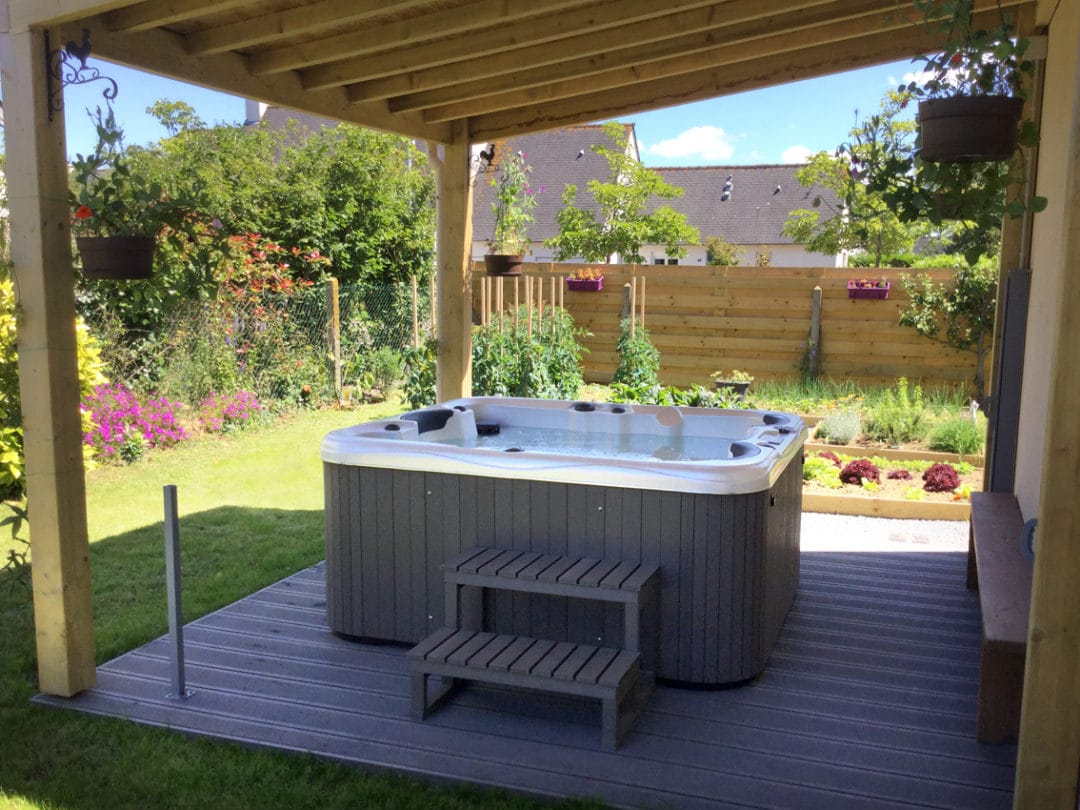 Spa Sur Terrasse Abrit Par Une Pergola Saint Alban Bulles